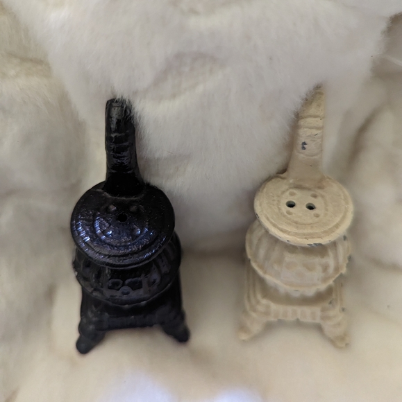 Iron Vintage salt and pepper shakers stoves - Picture 2 of 4
